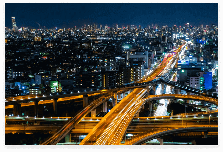 夜の都市高速道路